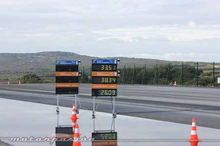 Goodyear EfficentGrip en frenada sobre mojado