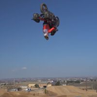 ¡Alucina! Este youtuber y piloto español no para de hacer piruetas con una Honda Africa Twin en su último vídeo 