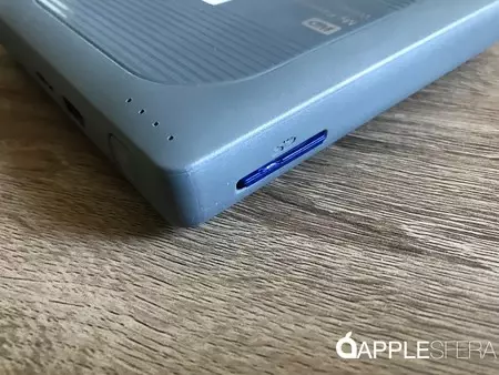 SD カード スロットは簡単にアクセスでき、デバイスと同じ高さになります。ただし、ゴム製のカバーがあると扱いにくくなります。