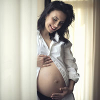 ¿Te gusta acariciarte la barriga durante el embarazo? Un estudio descubrió que a tu bebé también