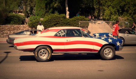 coche con bandera americana