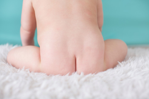 ¿Cuándo la foto de un niño desnudo es considerada pornografía, según la ley?