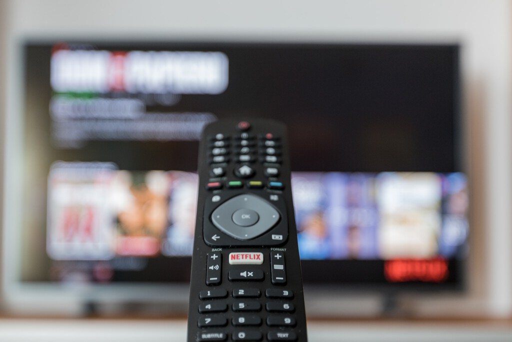 Cómo bajar el gasto eléctrico de tu Smart TV: trucos y consejos para ahorrar en la factura de la luz  