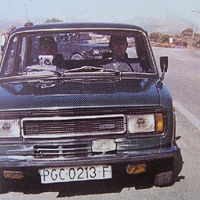 Una señora choca su furgoneta contra un poste, y el poste aplasta un coche con radar camuflado