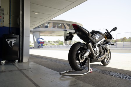 Triumph Daytona Moto2 765 Limited Edition 2020 001