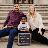 "Ya somos familia": un niño de cuatro años celebra su adopción y que pronto será el hermano mayor 