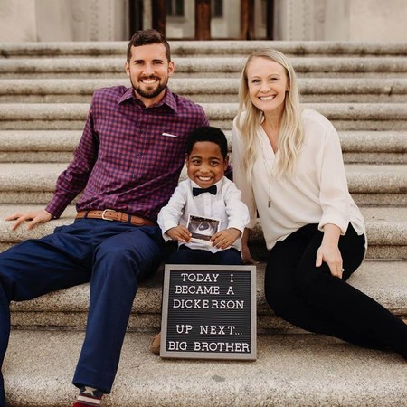 "Ya somos familia": un niño de cuatro años celebra su adopción y que pronto será el hermano mayor