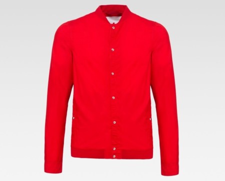 Extrema pero delicada: shirt-jacket roja de Peuterey
