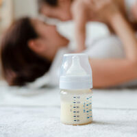 Una madre dona 170 litros de leche materna en plena escasez de leche de fórmula para bebés en Estados Unidos 