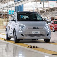 El Fiat 500 de combustión se ha vendido como churros durante años. Stellantis lo ha sustituido por el Fiat 500e eléctrico y ha tenido que parar su producción porque se vende poco