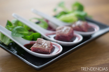 Dados de chuletón en salsa de vino y cerezas