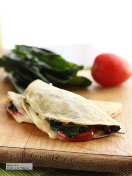 Quesadillas de espinacas, jitomate y frijoles negros. Receta