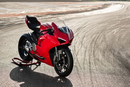 Ducati Panigale V2: las deportivas bicilíndricas siguen vivas con 155 CV y más tecnología que nunca
