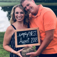 Se fotografían con un nido vacío, como homenaje a sus hijos tras abandonar el hogar para comenzar la universidad