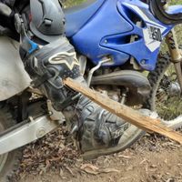 Cuatro lecciones de supervivencia en moto que aprendimos con los errores de estos australianos y un palo