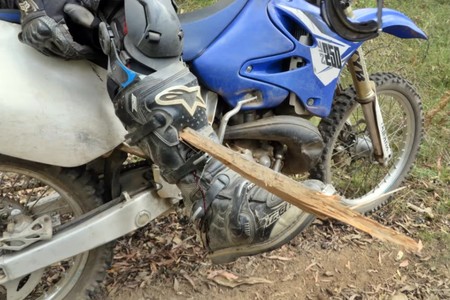 Cuatro lecciones de supervivencia en moto que aprendimos con los errores de estos australianos y un palo