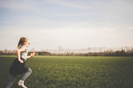 niña corriendo en el campo