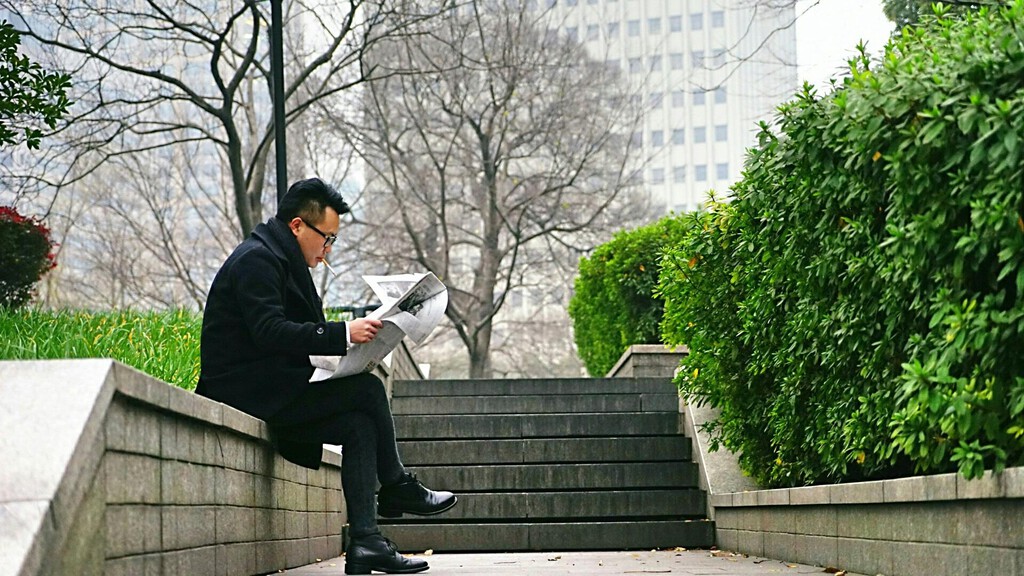 China quiere terminar con las jornadas laborales sin fin y esta es su solución radical: sacar a los empleados a la calle cuando termina el horario. Noticias en tiempo real