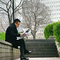 China quiere terminar con las jornadas laborales sin fin y esta es su solución radical: sacar a los empleados a la calle cuando termina el horario