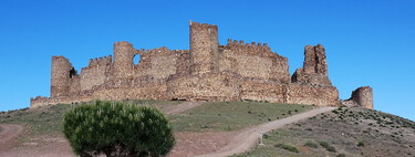 Durante siglos España brilló por sus castillos. Hoy no sabemos exactamente cuántos hay y tenemos miles cada vez más ruinosos