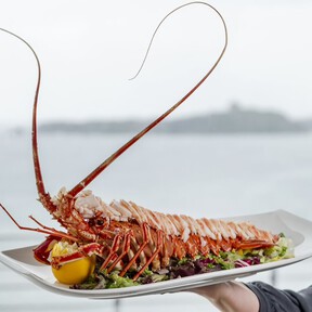 Este restaurante de un pueblo costero de Cantabria presume de tener la mejor langosta del mundo: “Tenemos un vivero absolutamente natural”