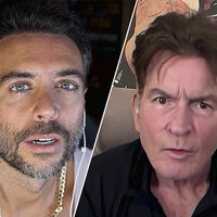 Charlie Sheen (61 años) explica a Jordi Wild cómo dinamitó su carrera: "Me llamó mi agente y me dijo: '¿Estás sentado? Te han despedido'"