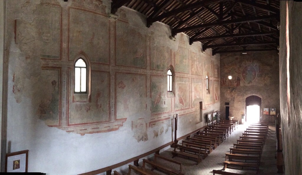 Esta hermosa iglesia románica conserva impresionantes frescos medievales y las excavaciones de una ciudad comercial romana