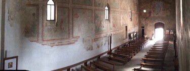 Esta hermosa iglesia románica conserva impresionantes frescos medievales y las excavaciones de una ciudad comercial romana