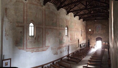 Esta hermosa iglesia románica conserva impresionantes frescos medievales y las excavaciones de una ciudad comercial romana