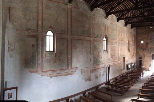 Esta hermosa iglesia románica conserva impresionantes frescos medievales y las excavaciones de una ciudad comercial romana