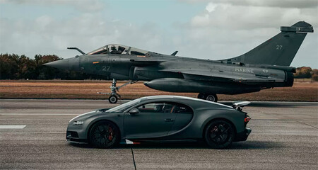 Hoy, en duelos imposibles: el Bugatti Chiron Sport se enfrenta contra un caza en un drag de 7.200 CV