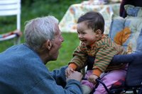 Los bebés nacidos en la actualidad en países ricos vivirán 100 años