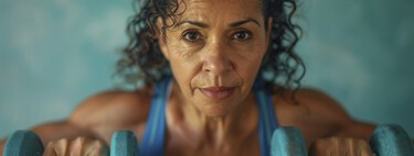 Se acabó andar encorvado: este ejercicio de Pilates fortalece hombros y mejora la postura a los 30 y a los 50 