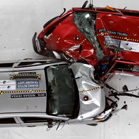 Chocar un Nissan Versa y un Nissan Tsuru, o el vídeo sobre cómo enterrar el recuerdo de un coche funesto