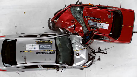 Chocar un Nissan Versa y un Nissan Tsuru, o el vídeo sobre cómo enterrar el recuerdo de un coche funesto