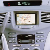 Te saludamos, Toyota Prius, por ser  pionero en tantas cosas, como por ejemplo el radiocassete con pantalla táctil