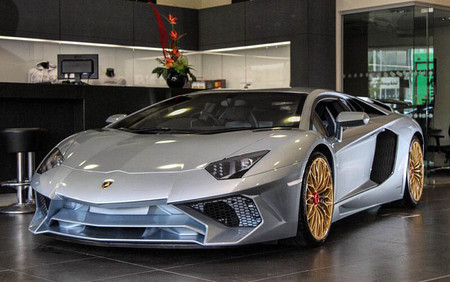 El último Lamborghini Aventador SV sale de la línea de producción y va pintado de Porsche