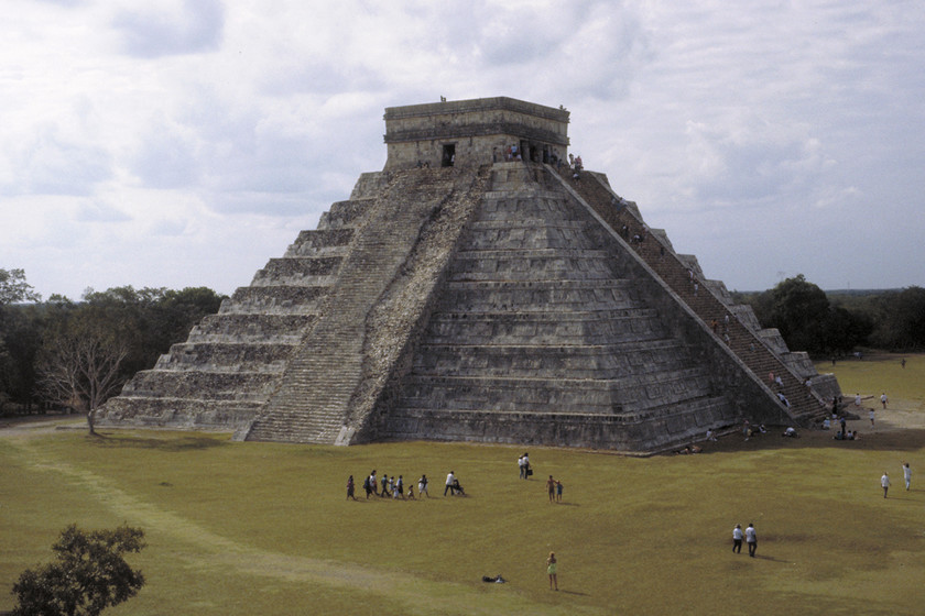 Arqueologos Mexicanos Comienzan A Excavar La Cueva Que Conduciria Al Inframundo Maya En Chichen Itza Arqueologos Mexicanos Comienzan A Excavar La Cueva Que Conduciria Al Inframundo Maya En Chichen Itza