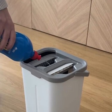 Eva Ruiz, experta en limpieza, revela qué añade al agua de fregar para dejar los suelos impecables: "Un chorrito de oxígeno activo" 