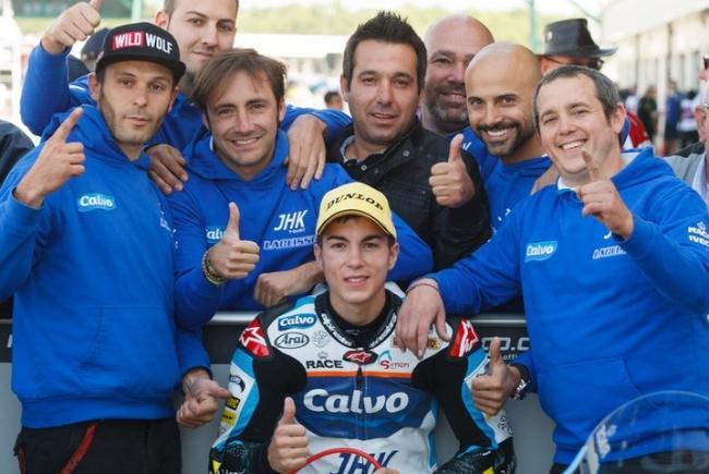 Maverick Viñales y su equipo 