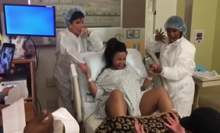 Un mannequin challenge... ¡hasta en el parto!