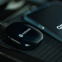El aparato que Google bendijo para quitar los cables de Android Auto vuelve mejorado: Motorola resucita su éxito agotado