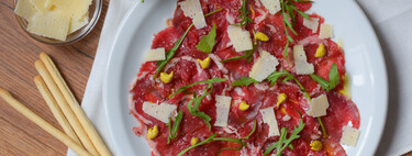 Carpaccio de ternera con parmesano: receta fácil de un clásico del aperitivo italiano