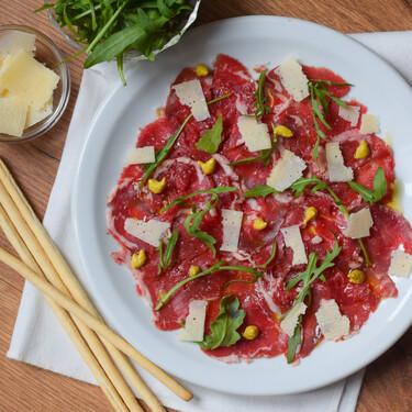 Carpaccio de ternera con parmesano: receta fácil de un clásico del aperitivo italiano
