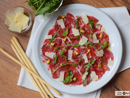 Carpaccio de ternera con parmesano: receta fácil de un clásico del aperitivo italiano