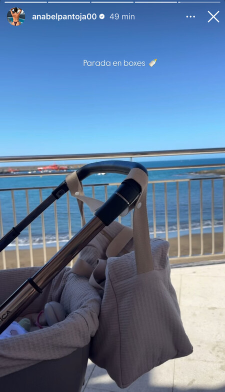 Anabel Pantoja pasea con su niña