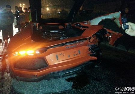 Dolorpasión™: Un Prius da un besito a un Aventador