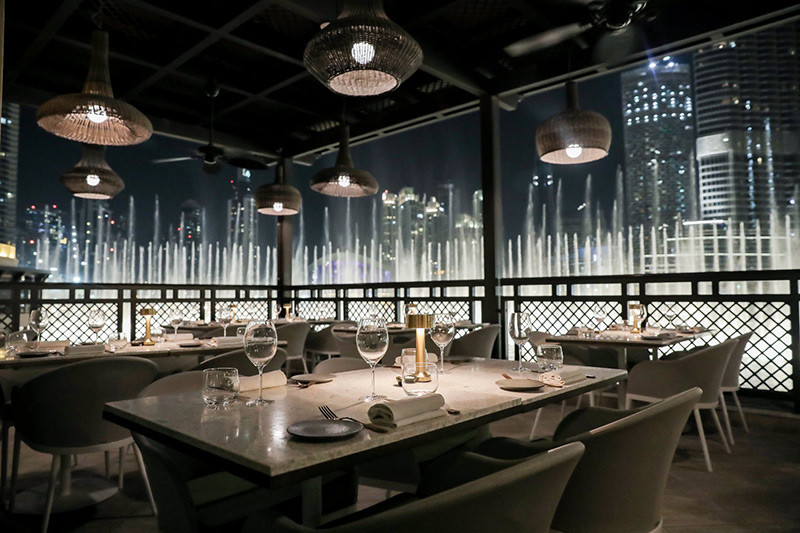 La decoración interior de este restaurante es tan refrescante como el mar