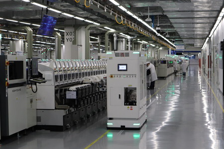 Línea de producción del HONOR Magic8 Pro. Lo que al principio de este pasillo entra como una placa base, sale al final en forma de móvil empaquetado y listo para vender | Imagen: Xataka