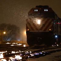 El invierno en esta ciudad es tan duro que sus vías del tren se congelan. Han encontrado una forma de solucionarlo: prenderles fuego